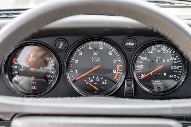 Vista parcial del conjunto de indicadores del Porsche 959